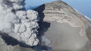 Vulcão entra em erupção e causa cancelamento de voos no México 